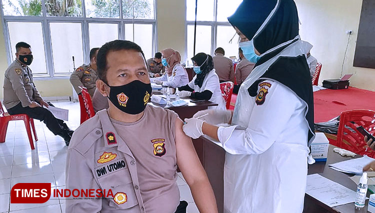  Urdokkes melakukan penyuntikan vaksin kepada Wakapolres Pagaralam, Kompol Dwi Utomo, (FOTO: Asnadi/TIMES Indonesia)
