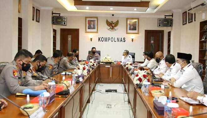 Kapolri beserta jajaran temui Kompolnas beserta jajarannya dikantor Kompolnas, Jakarta. (Foto: Facebook Polsek Ambunten).