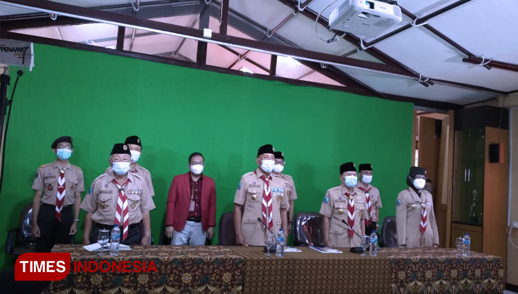 Kwarda Gerakan Pramuka Jatim saat mengikuti Rakernas Gerakan Pramuka tahun 2021 secara daring, Selasa (9/3/2021). (Foto: dok. TIMES Indonesia)