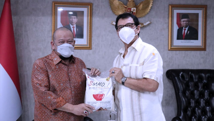 Ketua DPD RI AA LaNyala Mahmud Mattalitti menerima contoh beras lokal berkualitas tinggi yang telah diformulasi dengan vitamin dari mantan Senator asal Sumatera Utara, Rahmat Shah. (FOTO: Dok. DPD RI).