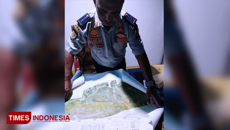 Kepala Perhubungan Taliabu Nur Ali menunjukkan Dokumen pendukung pembangunan bandara Taliabu (FOTO: Husen Hamid TIMES Indonesia)