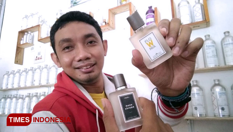 Andri Kurniawan, owner Parfum Flownia Madiun menunjukkan parfum aroma racikannya. (Foto: Dok Flownia Parfum Madiun)