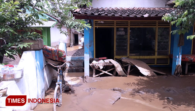 Rumah terdampak banjir yang ditinggal penghuninya untuk mengungsi ke tempat aman (FOTO: Iqbal/TIMES Indonesia)