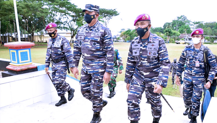 KASAL Laksamana TNI Yudo Margono, ketikan meninjau Puslatpur Marinir Purboyo. (FOTO: Koarmada II)