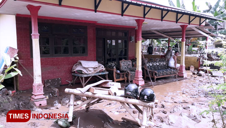 membersihkan-perabot-rumah-tangga-yang-terendam-banjir.jpg