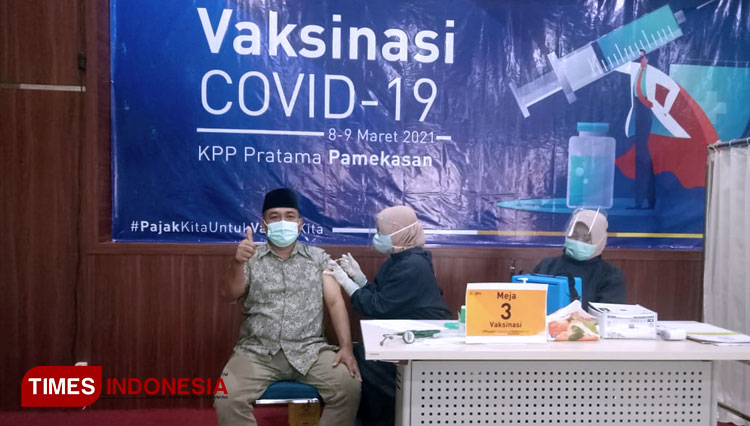 Ketua KPU Pamekasan saat menjelani suntikan vaksin di Kantor pelayanan pajak Pratama Pamekasan, Jalan R. Abdul Azis Pamekasan. (FOTO: Akhmad Syafi'i/TIMES Indonesia)