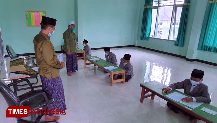 Suasana ujian akhir Imtihan Wathoni Pendidikan Formal Diniyah Al Hidayah di Kabupaten Tuban (09/03/2021). (FOTO: Ahmad Istihar/TIMES Indonesia) 
