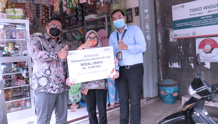 Head Of Consumer Banking BNI Kantor Wilayah Malang Muhammad Safri Hidayat, menyerahkan hadiah untuk Agen46 BNI. (Foto: BNI Malang)