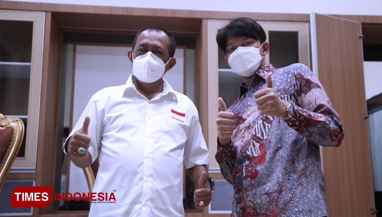 Bayu Skak bersama Wakil Wali Kota Surabaya, Armuji dalam persiapan film Lara Ati. (Foto: Humas Pemkot Surabaya for TIMES Indonesia) 