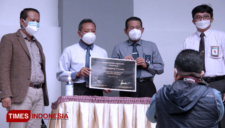 Rektor UB Prof Nuhfil Hanani bersama Dekan FIA UB Prof Bambang Supriyono saat peresmian gedung Gelanggang Prestasi. (Foto: Humas UB for TIMES Indonesia)