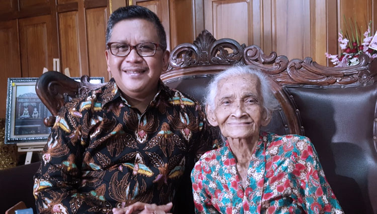 Sekjen PDI Perjuangan Hasto Kristoyanto bersama almarhumah Yohana Sutarmi. (FOTO: Dok. Pribadi for TIMES Indonesia).