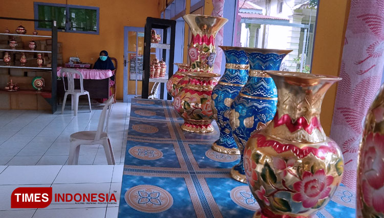 Kerajinan kuningan di Desa Cindogo Kecamatan Tapen Bondowoso. Sejumlah pedagang harus tutup karena penjualan menurun drastis. (FOTO: Moh Bahri/TIMES Indonesia)