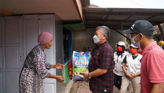 Ketua DPRD Jatim, Kusnadi saat memberikan bantuan kepada warga terdampak banjir di Kecamatan Tanggulangin, Sidoarjo, Selasa  (10/3/2021). (Foto: dok. Staff Ketua DPRD Jatim)