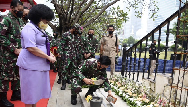 Panglima TNI Marsekal Hadi Tjahjanto didampingi Ketum Dharma Pertiwi Ny. Nanny Hadi Tjahjanto melakukan peletakan batu pertama Renovasi dan Revitalisasi Museum Satria Mandala. (Foto: Dokumentasi Puspen TNI).