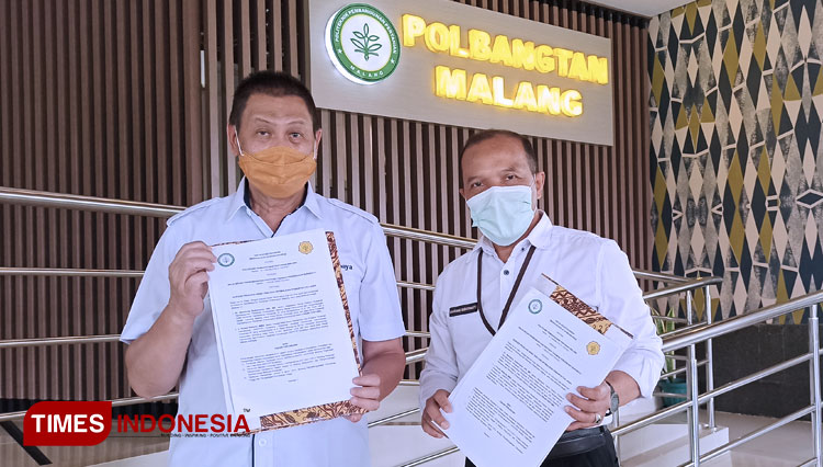 Plt Direktur Polbangtan Malang Dr Bambang Sudarmanto, SPt, MP (kanan), dan Kepala B2P2TP Surabaya, Ir Purwo Widiarto, MMA (kiri) menunjukkan MoU yang telah ditandatangani, Rabu (10/3/2021) di kampus 1 Polbangtan Malang. (Foto: Ferry/TIMES Indonesia)