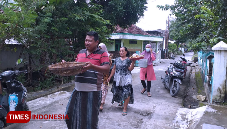Suasana ritual tolak balak bubur merah di Kecamatan Plumpang, Kabupaten Tuban, Jawa Timur, Rabu (10/03/2021). (Foto: Ahmad Istihar/TIMES Indonesia)