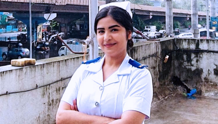 Shikha Malhotra, artis Bollywood yang memiliki gelar perawat kini menjadi sukarelawan di Rumah Sakit Mumbai. (FOTO: Twitter/@ishikhamalhotra