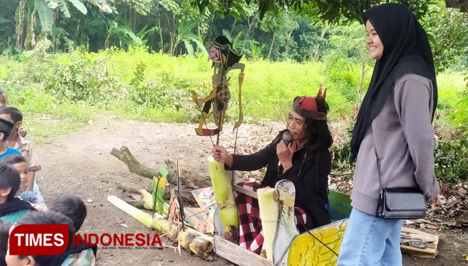 Dalang Ki Ompong Sudarsono Gelar Wayang Kulit Jalanan