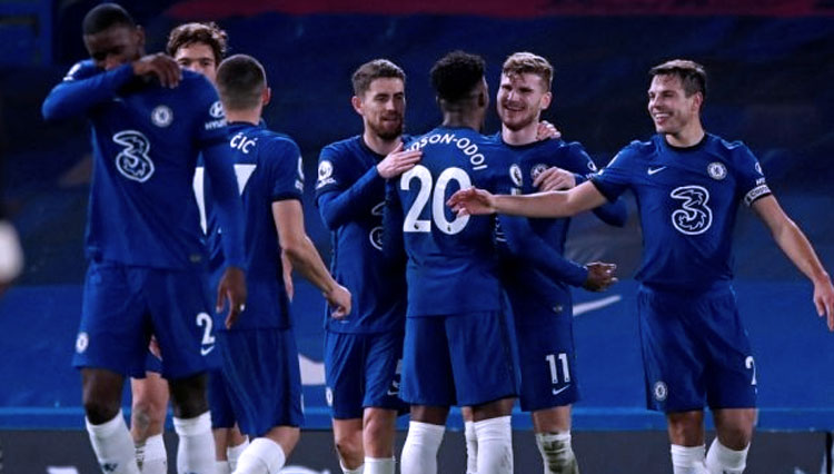 Para pemain Chelsea merayakan gol ke gawang Newcastle United pada laga Liga Inggris 2020/2021 yang dihelat di Stamford Bridge, London, Selasa (16/2/2021). (foto: PAUL CHILDS/POOL/AFP)