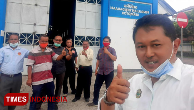 Ketua Organda Kabupaten Banjarnegara Wahju Djatmika AL BS dan prototype angkudes. (FOTO : Organda BNA for TIMES Indonesia)