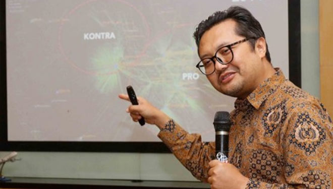 Direktur Drone Emprit, Ismail Fahmi saat mempresentasikan perkembangan dampak UU ITE di media sosial (foto: Dokumen/Jawapos.com)