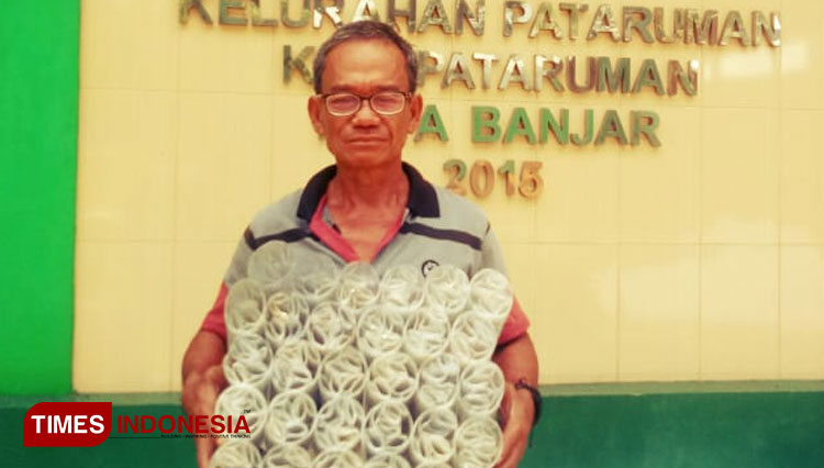 Nono menunjukan media AF yang terbuat dari limbah botol plastik bekas (Foto: Susi/TIMES Indonesia)