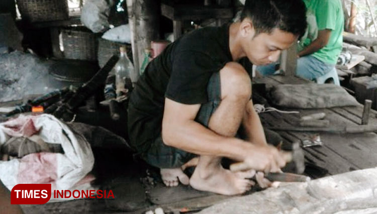Pengrajin Golok di Pangandaran Pertahankan Kualitas dan Ciri Khas