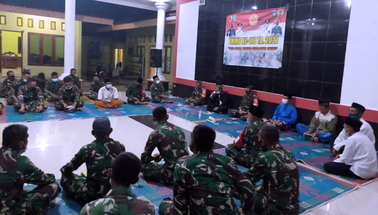 Suasana saat doa bersama di lokasi TMMD Pacitan. Selain fisik, progran kerohanian selama TMMd juga dijalankan. (Foto: Dok Kodim 0801 Pacitan)