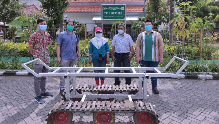 Troli Peti Jenazah Beroda Tank Inovasi UK Petra Ini Ringankan Petugas Makam TPU Keputih