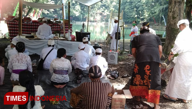 Upacara Melasti umat Hindu di Rowo Bayu. (FOTO: Agung Sedana/ TIMES Indonesia)