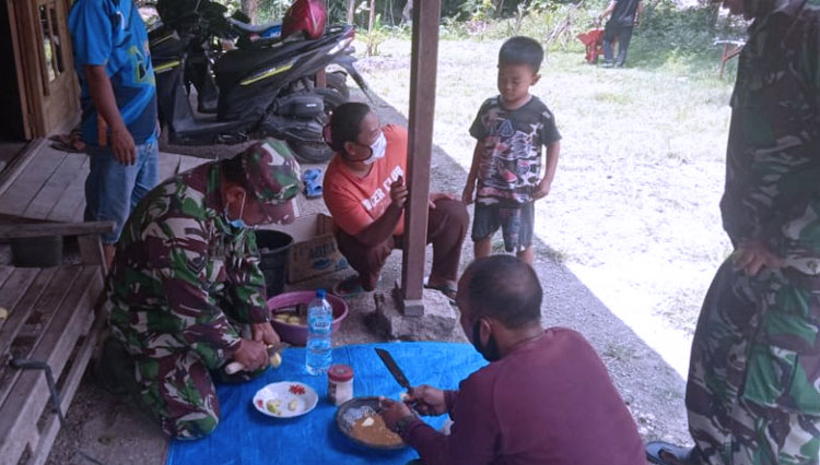 Jalin Kekeluargaan, Pasukan TMMD Kodim Bojonegoro Rujakan Bareng. (FOTO: AJP TIMES Indonesia)