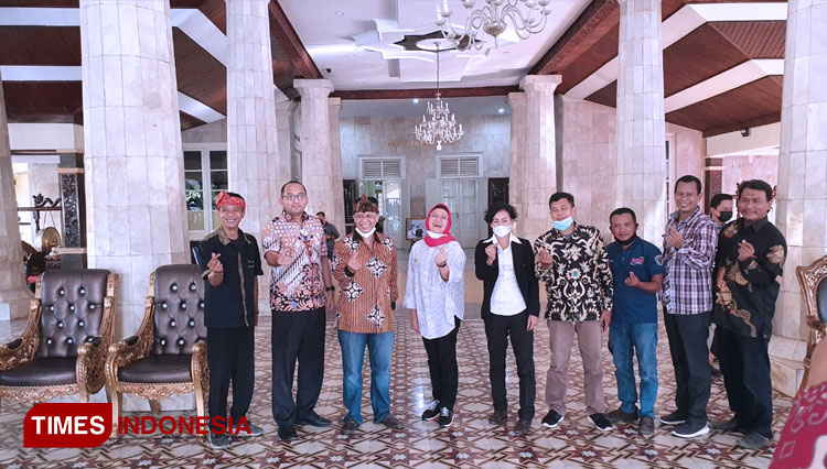 Mantan Kapolda Jabar Anton Charliyan saat berkunjung ke Pendopo Bupati Indramayu. (Foto: Muhamad Jupri/TIMES Indonesia)