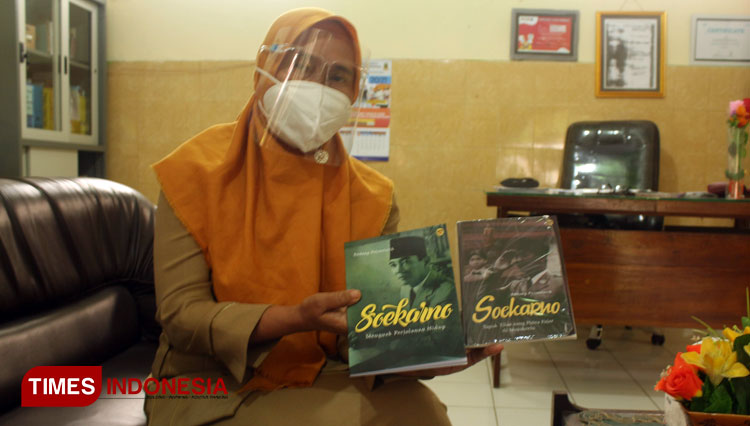 Endang Pujiastutik, S.Pd., M.Pd, seorang guru penulis kisah hidup Soekarno. (Foto: Thaoqid Nur Hidayat/TIMES Indonesia)