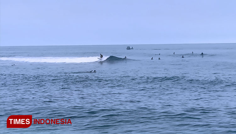 Karlos Djaji, surfer asal Desa Bido Morotai bersama surfer lainnya menguji ombak pantai Jobubu. (Foto: Abdul H Husain/TIMES Indonesia)