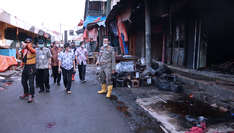 Bupati Banjarnegara Budhi Sarwono meninjau lokasi Pasar Sayur yang terbakar. (FOTO: Kominfo for TIMES Indonesia)