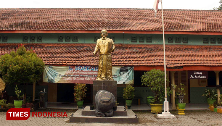 Patung Soekarno di tengah tengah SDN Purwotengah 1