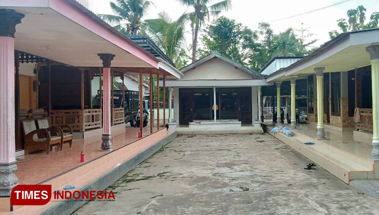 Rumah adat Tanean Lanjhang di Kecamatan Cermee. Salah satu permukiman adat yang masih bertahan sampai saat ini (FOTO: Moh Bahri/TIMES Indonesia).