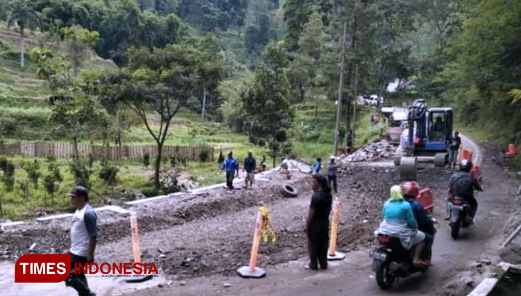 Jalan Raya Lebaksari yang dalam proses perbaikan di Kecamatan Pujon, Kabupaten Malang, sudah bisa dilalui kendaraan roda empat. (FOTO: Muhammad Dhani Rahman/TIMES Indonesia)