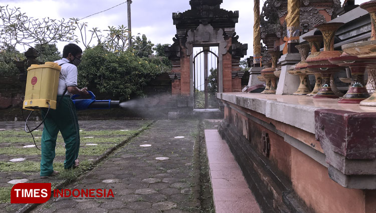 Anggota FKAUB dan KNPI Kota Malang saat melakukan penyemprotan di beberapa sudut Pura Luhur Dwijawarsa, Jumat (12/03/2021). (Foto: Rizky Kurniawan Pratama/TIMES Indonesia)