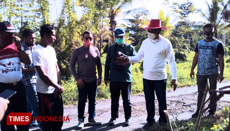 Wali Kota Tikep, Ali Ibrahim (kaos putih dengan topi merah) bersama tim dari UI meninjau lokasi yang akan dibangun Bandara. (FOTO: Anto for TIMES Indonesia)