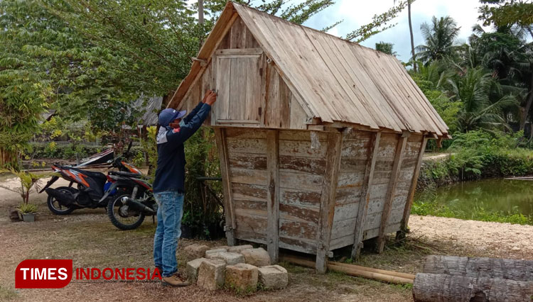 Bangunan leuit dijadikan properti wisata di taman sagati. (Foto: Syamsul Ma'arif/TIMES Indonesia)