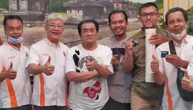 Bupati Banjarnegara Budhi Sarwono bersama tim teknik ORARI Banjarnegara. (FOTO: Heni for TIMES Indonesia)