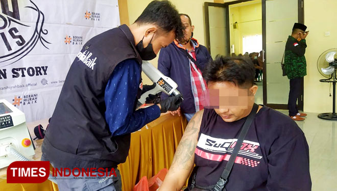Salah seorang peserta hapus tato gratis yang diselenggarakan Gerakan Pemuda Ka'bah Bondowoso, tengah menjalani proses penghapusan menggunakan teknologi laser (FOTO: Moh Bahri/TIMES Indonesia).