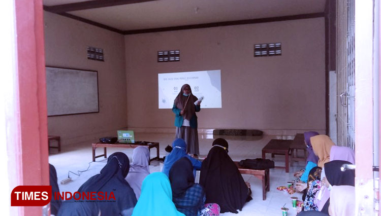 Manfaatkan Sampah Rumah Tangga, Mahasiswa KSM Unisma Ajak Santri Membuat Ecobrick