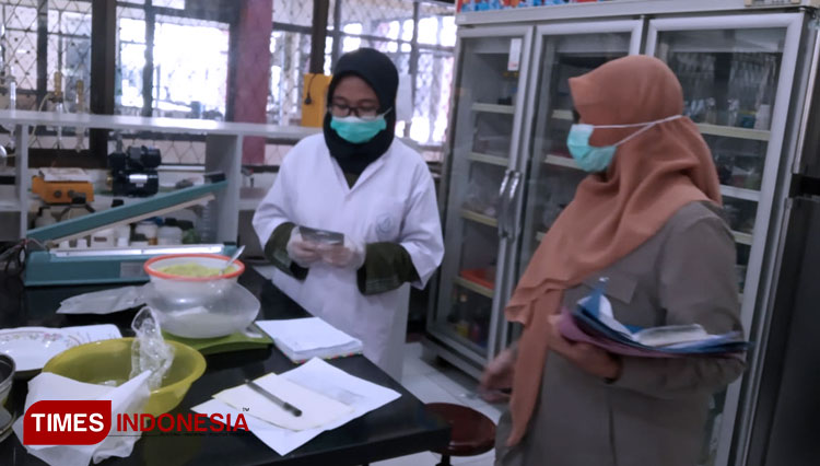 Penggunaan mesin untuk membuat tepung edamame b