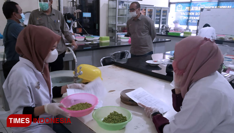 Penggunaan mesin untuk membuat tepung edamame c