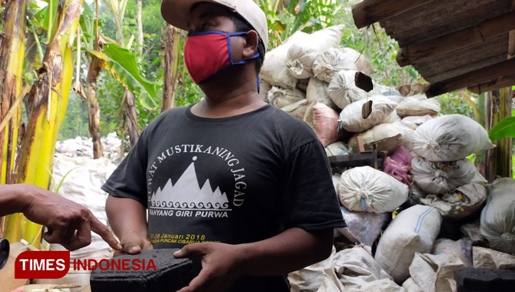Subekti menunjukkan paving block karyanya yang terbuat dari sampah plastik. Dia berinovasi di kampungnya setelah lama merantau. (Foto: Cahyo N/TIMES Indonesia)