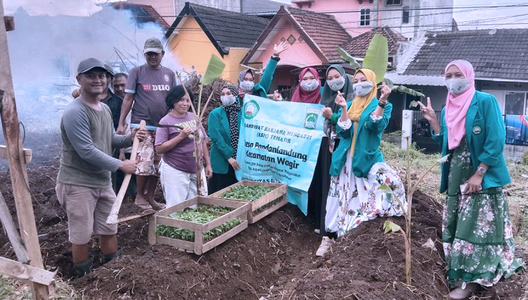 Bersama Warga Manfaatkan Lahan Kosong KSM-T 29 Unisma Unisma Donasikan 500 Bibit Tanaman