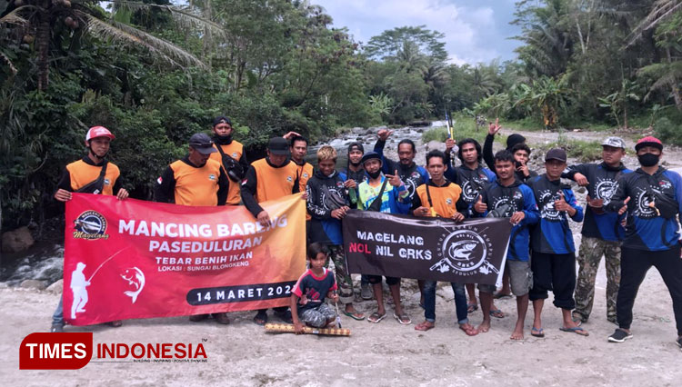Anggota-Komunitas-Mancing-Nguceng-Bareng-ketika-menebar-benih-ikan-2.jpg