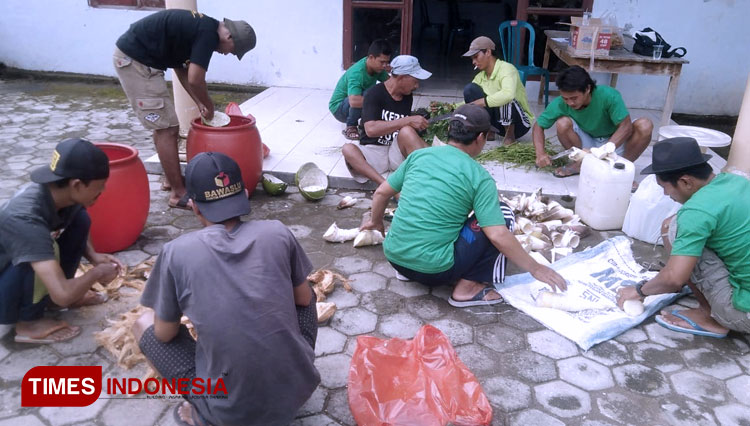 Anggota kelompok Organik Matngompro sedang membuat pupuk organik. (Foto: Ardian Febri Tri H/TIMES Indonesia)